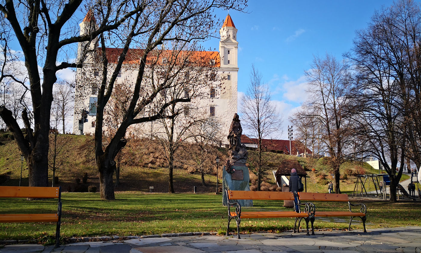 In camper e in auto lungo il Danubio Bratislava - Castello di Bratislava giardin