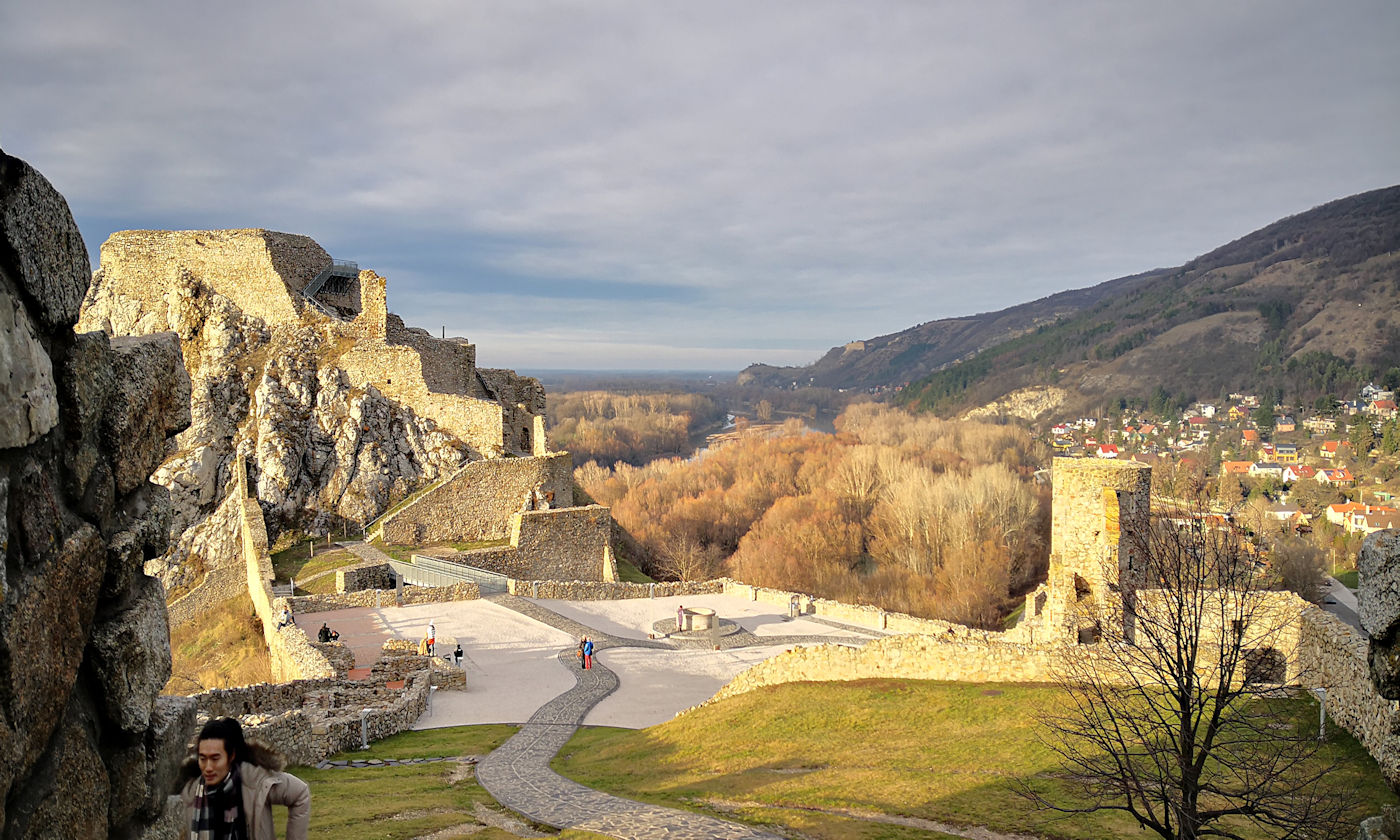 In camper e in auto lungo il Danubio Bratislava - Castello di Devin