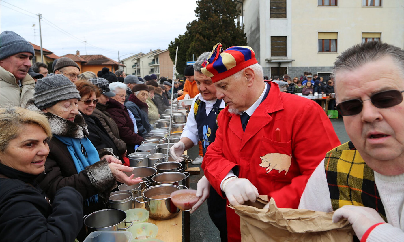 Raduno camper al carnevale di Santhià 2019 - Fagiolata distribuzione