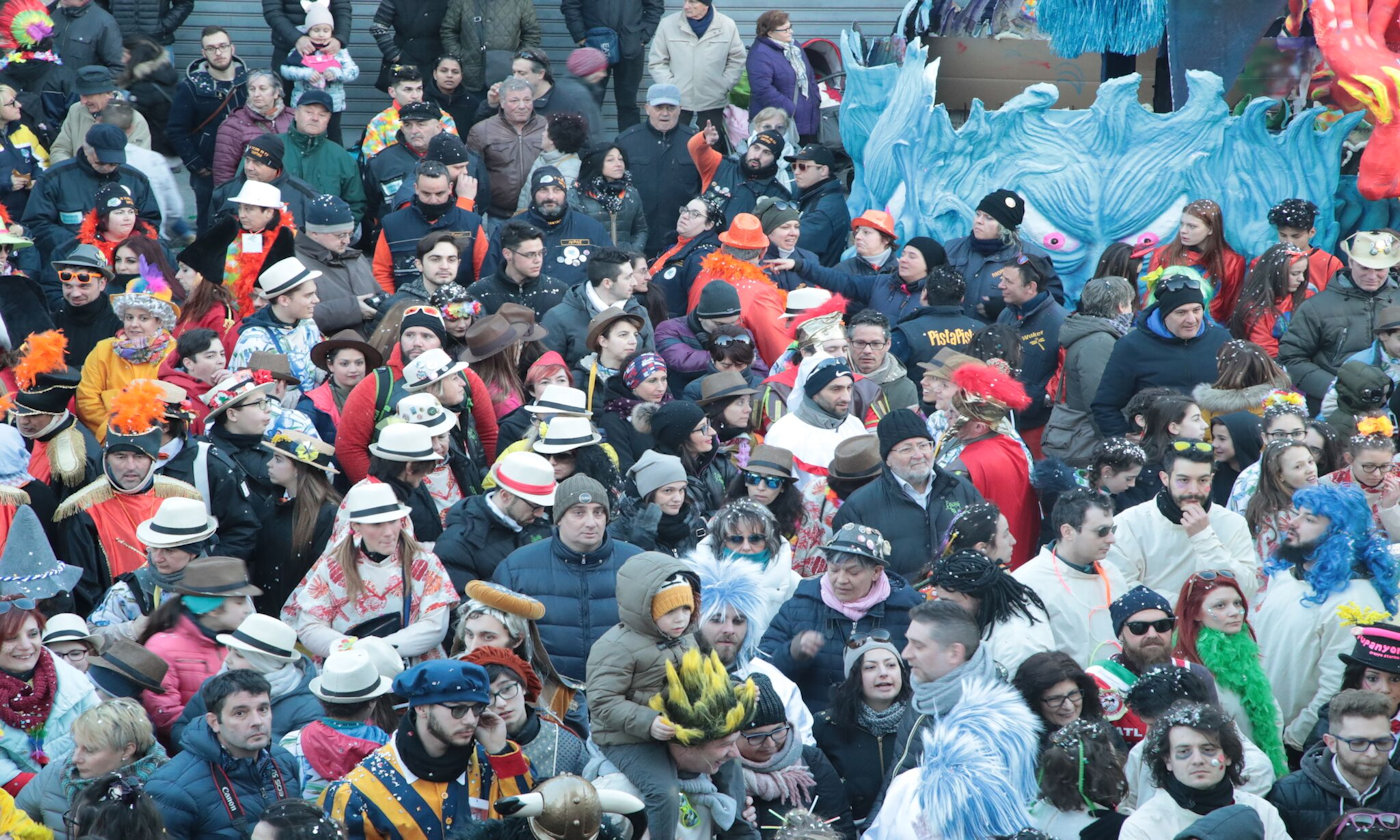 Raduno camper al carnevale di Santhià 2019 - folla