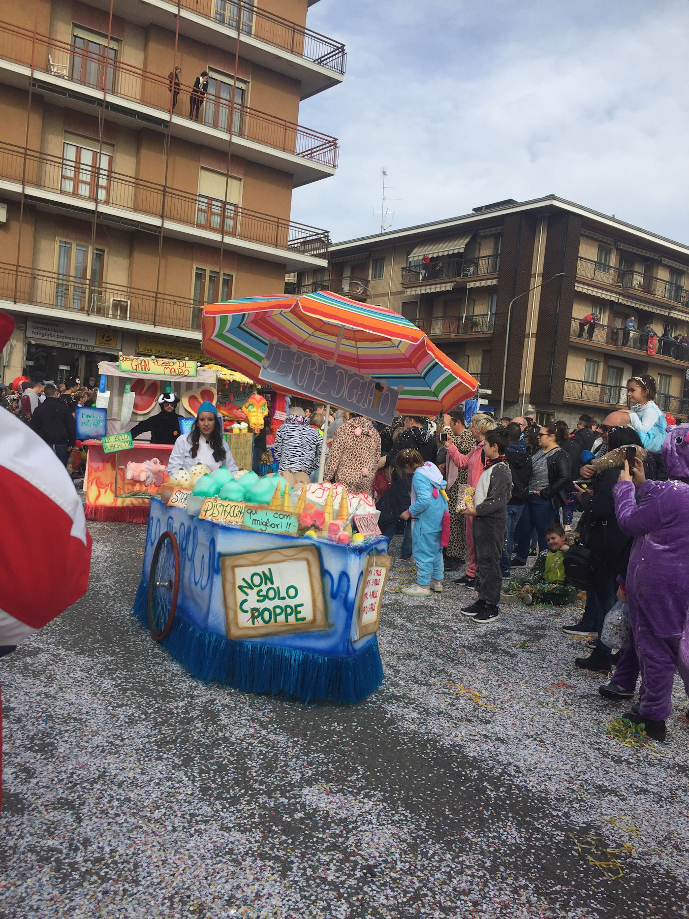 Carnevale di Santhià in camper - Sfilata maschere carro Santhià